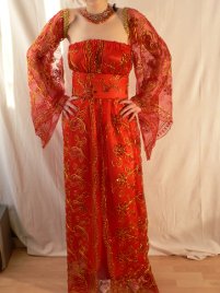 Caftan rouge fatal et or